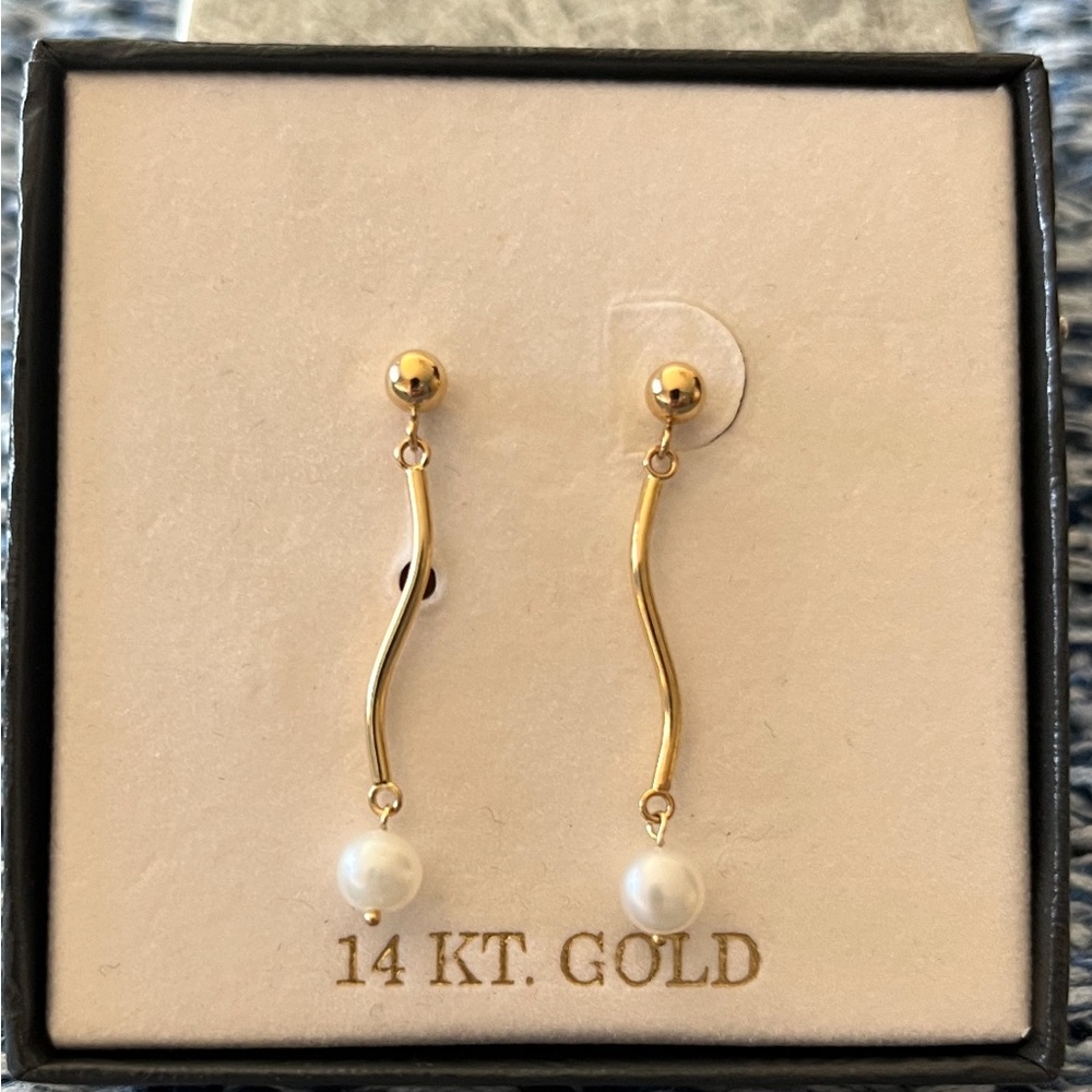 14K Gold Pearl Earrings. Dangle Drop 1 1/4” Push back posts NEW